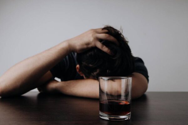 Woda i odpoczynek: jak zregenerować organizm po alkoholu